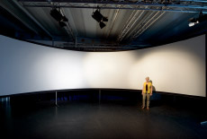 自立型スタンド装着のカーブドスクリーン