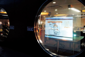 透過ウインドウサイネージ